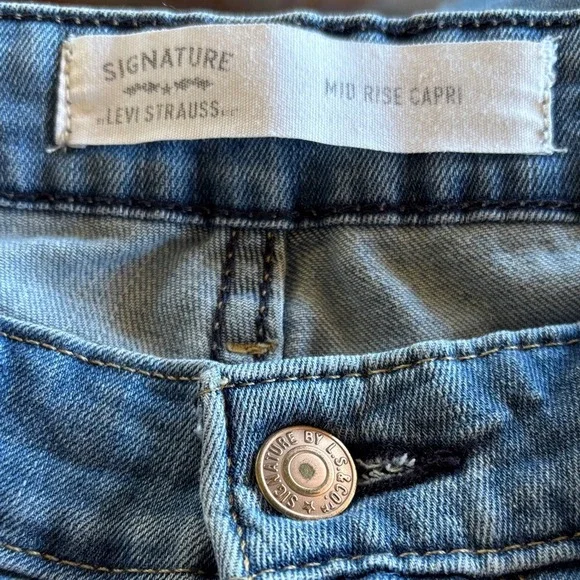 Levi's Signature Mid Rise Capri Blue Jeans Size 30 - Picture 6 of 6